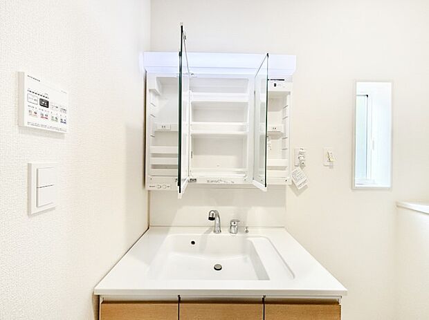 【その他設備(三面鏡裏収納)】三面鏡の裏に、化粧品や衛生用品などを収納可能。洗面台をすっきりと保ちます！