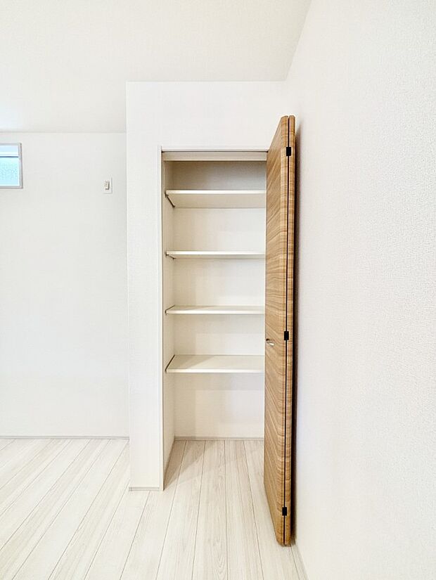 【その他設備(リビング収納)】収納充実!生活スペースが有効活用されてお部屋もスッキリしますね。