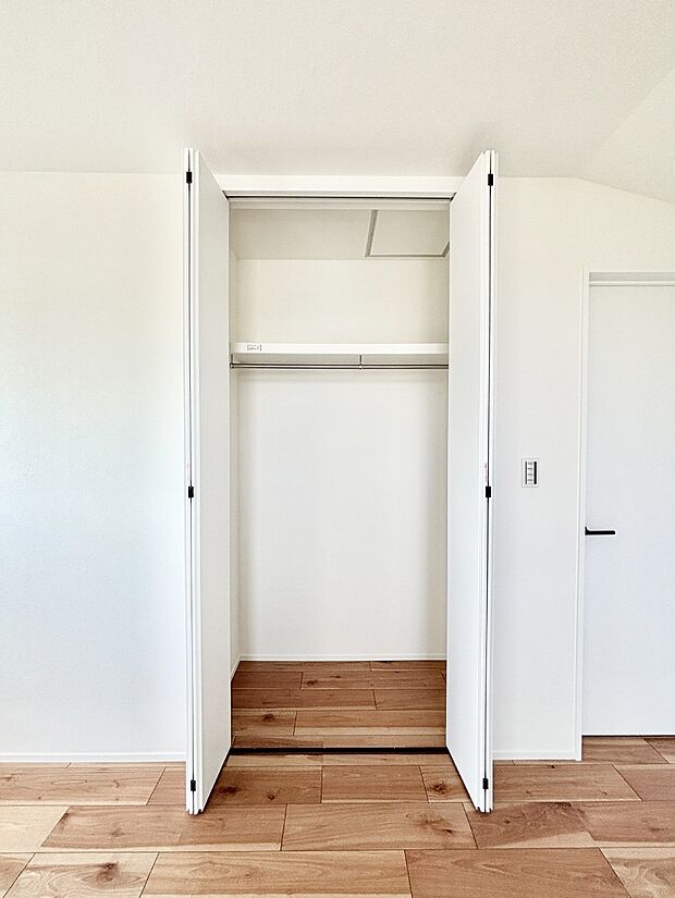 【収納】洋室のクローゼット。奥行きがあるので厚手の衣類もすっきり収まります。  