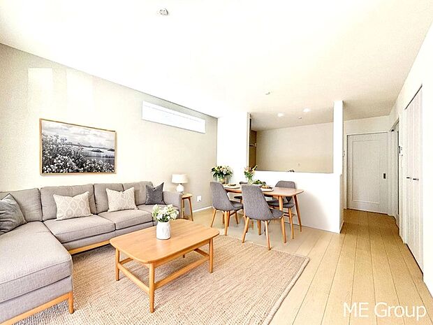 【リビング】ご家族の賑やかな話し声で包まれる明るいリビング  ※家具はCGです