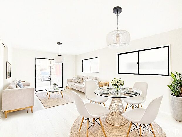 【リビング】大きな窓からたっぷりの陽光と風を感じられるリビング　※家具はCGです  