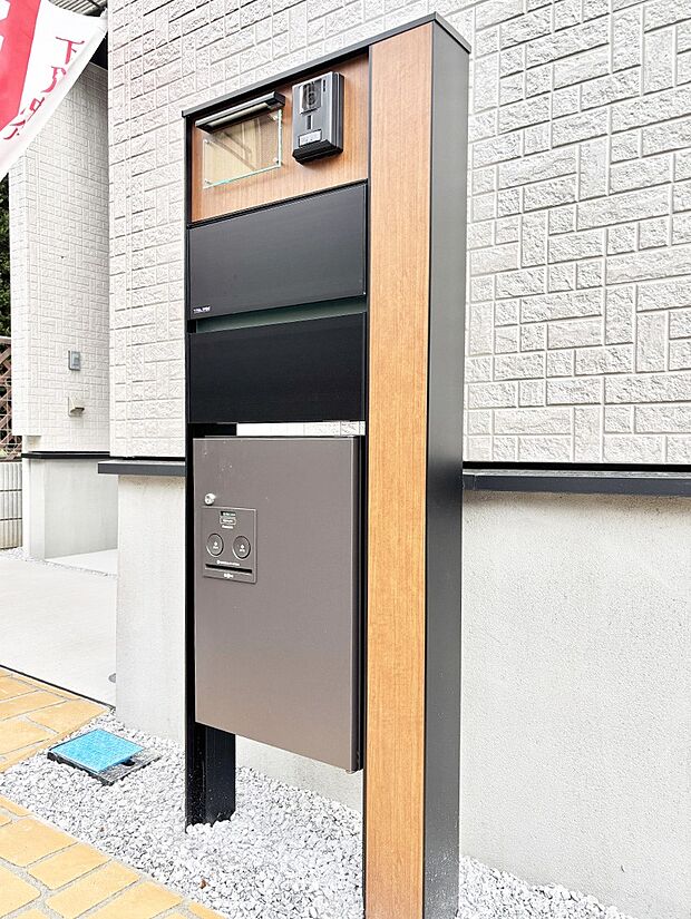 【その他現地】表札・インターホン・ポスト・宅配BOXをひとつに集約。エントランスになじむシンプルデザイン。