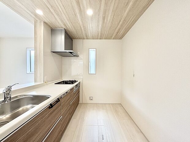 【ダイニングキッチン】爽やかな風が通り抜けるキッチン。窓があるので明るく換気にも役立ちます。