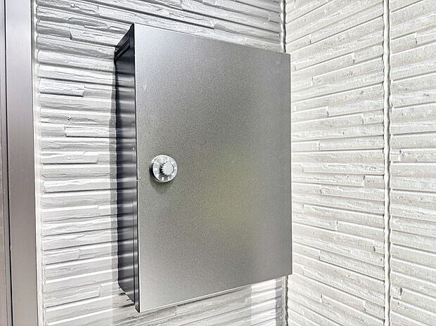 【その他現地】シンプルデザインのポスト。