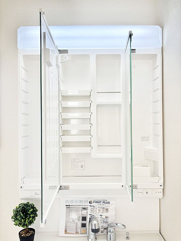 【その他設備(三面鏡裏収納)】三面鏡の裏に、化粧品や衛生用品などを収納可能。洗面台をすっきりと保ちます！