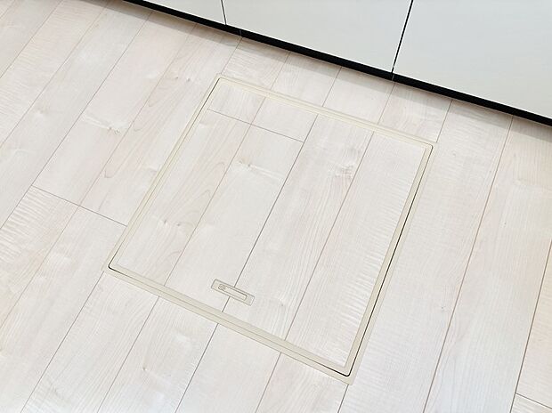 【その他設備(床下収納)】床下収納付き！日用品・非常用品の収納にも大活躍。