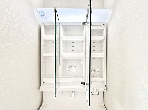 【その他設備(三面鏡裏収納)】三面鏡の裏に、化粧品や衛生用品などを収納可能。洗面台をすっきりと保ちます！