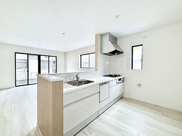 【ダイニングキッチン】爽やかな風が通り抜けるキッチン。窓があるので明るく換気にも役立ちます。