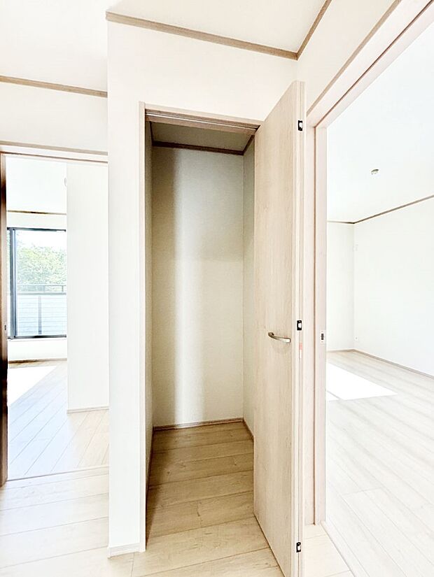 【収納】2階廊下収納。日用品のストックや掃除用品、防災用品などの収納スペースに！