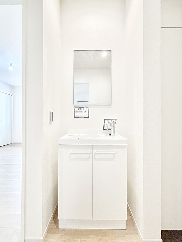 【その他設備(セカンド洗面台)】1階玄関ホールのセカンド洗面台。帰ってきてすぐにうがい手洗いが可能！