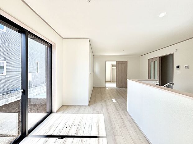 【ダイニング】大きな窓からたっぷりの陽光と風を感じられるリビング  