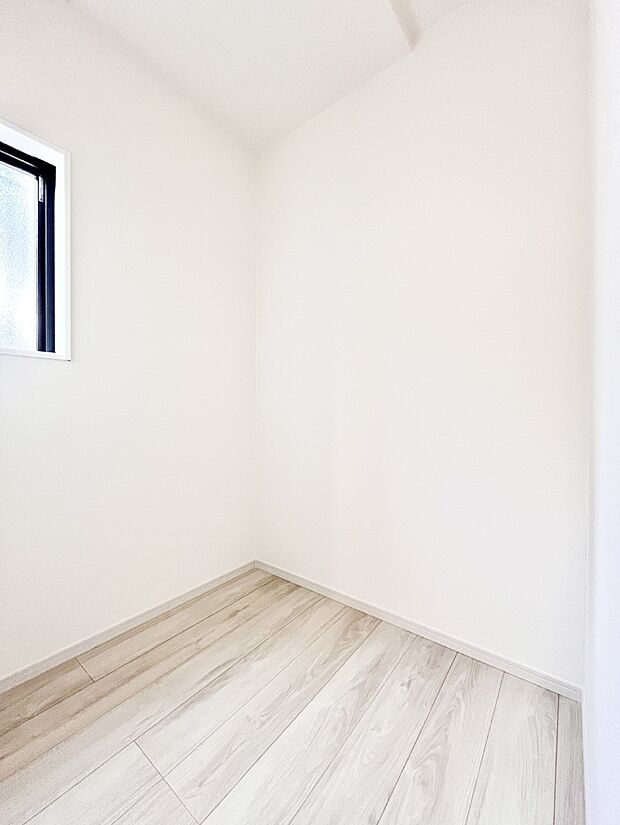 【その他設備(収納)】ゆとりあるリネン庫