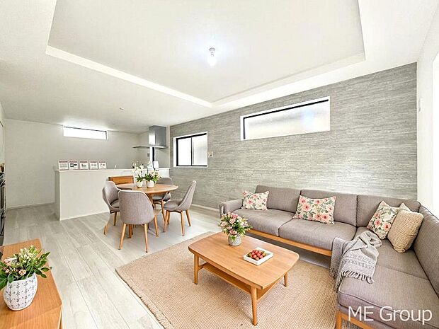 【リビング】ご家族の賑やかな話し声で包まれる明るいリビング ※家具はCGです