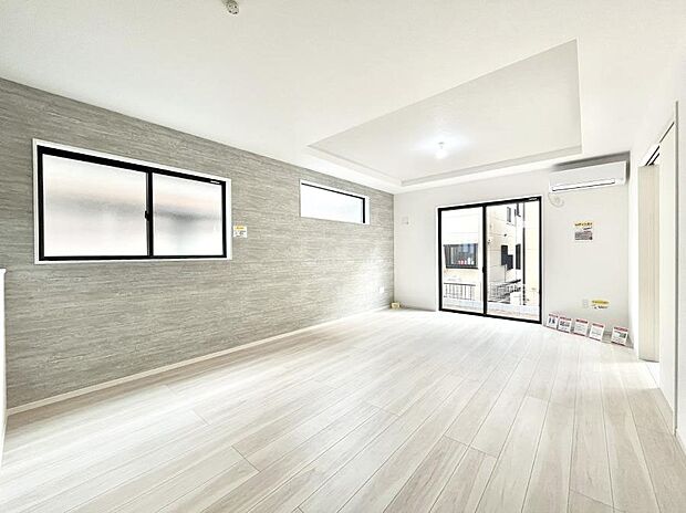 【リビングダイニング】大きな窓からたっぷりの陽光と風を感じられるリビング