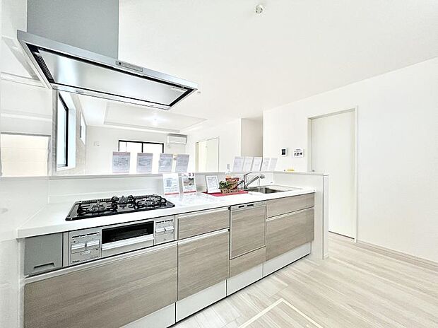 【ダイニングキッチン】料理をしながらでもご家族との会話を楽しめる対面キッチン