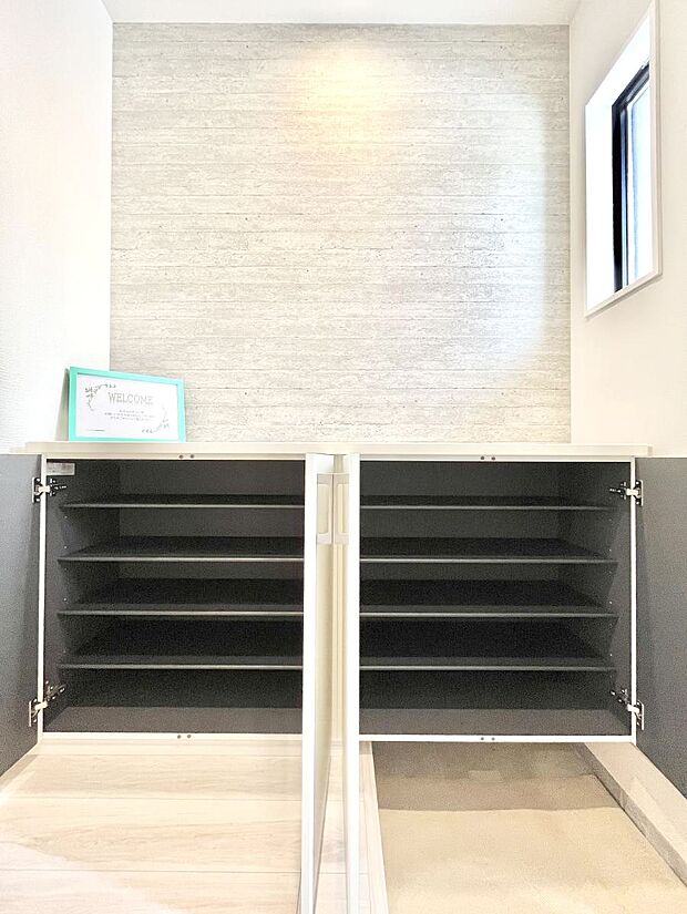 【その他設備(シューズボックス)】たっぷり収納できるシューズボックスで家族全員の靴も、玄関すっきり。