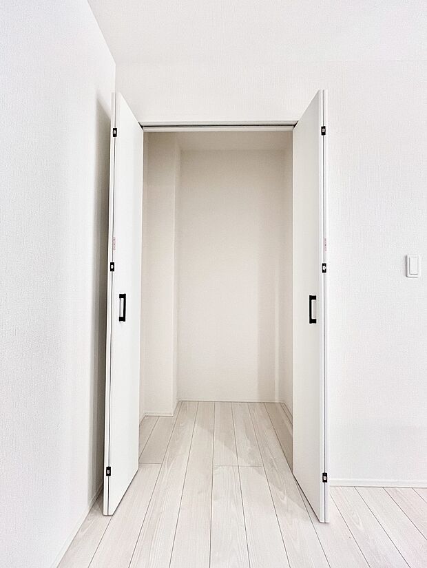 【その他設備(パントリー)】可動棚が付いたパントリー付き!ペットボトルや保存品などたっぷり収納できます。