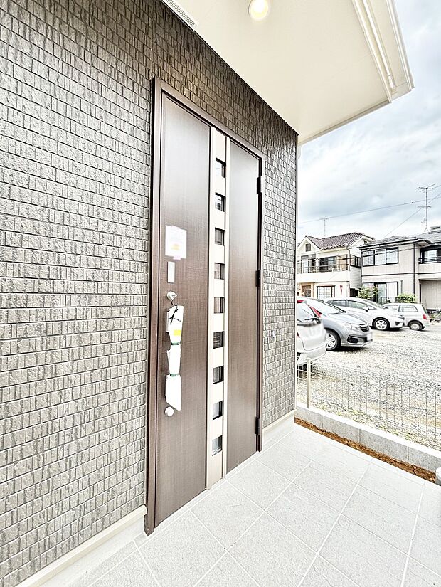 【玄関】玄関前は雨が降っても濡れにくい屋根付き