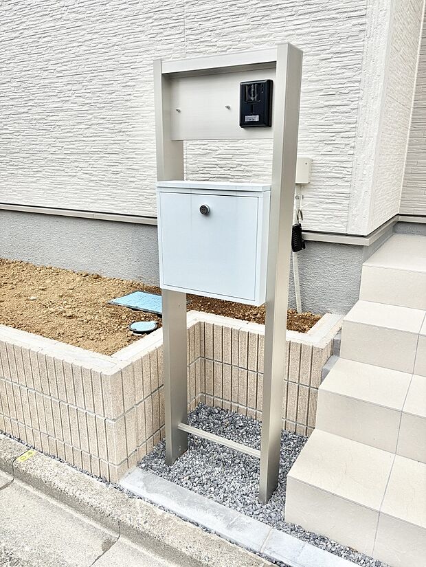 【その他現地】シンプルデザインのポスト。