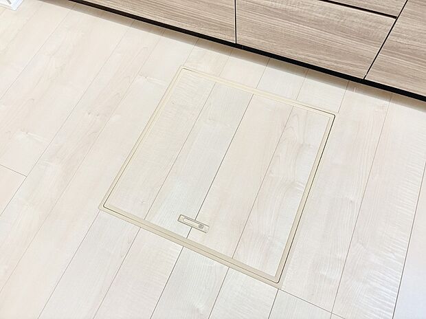 【その他設備(床下収納)】床下収納付き！日用品・非常用品の収納にも大活躍。