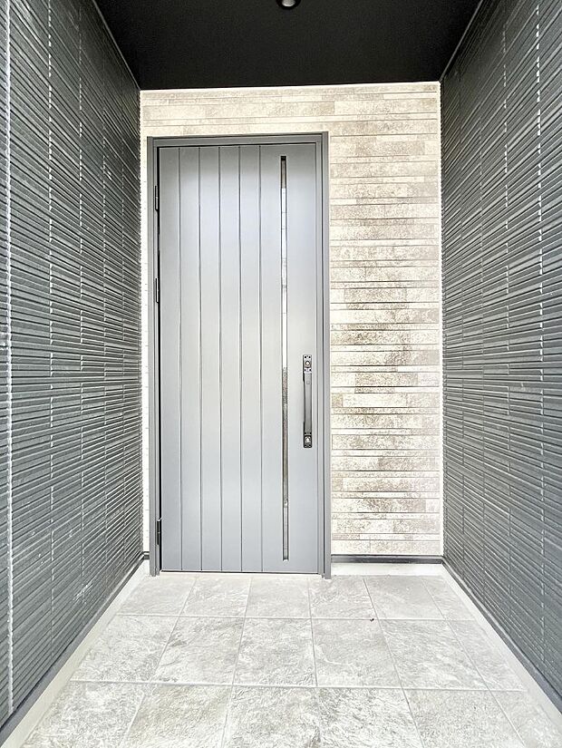 【玄関】玄関前は雨が降っても濡れにくい屋根付き