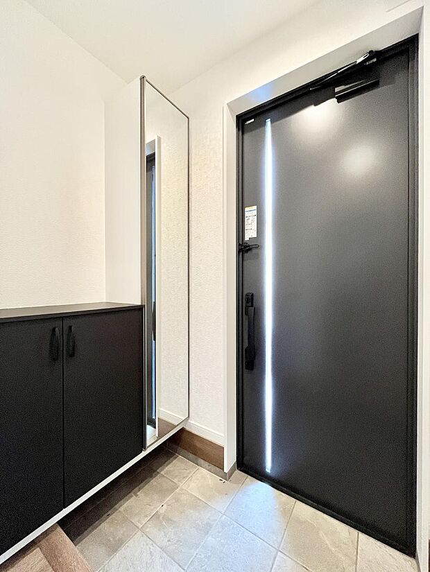 【玄関】ミラー付きシューズボックスはお出かけ前の身だしなみチェックに便利