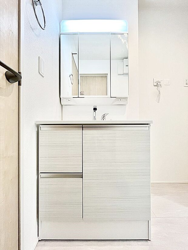 【洗面台・洗面所】三面鏡が嬉しい洗面化粧台です。