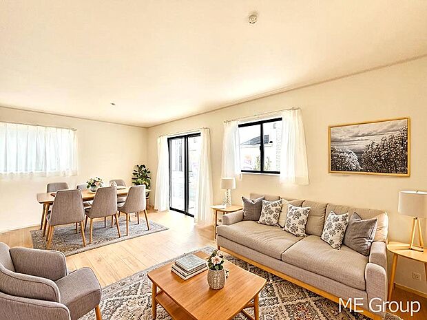 【リビング】ご家族の賑やかな話し声で包まれる明るいリビング  ※家具はCGです