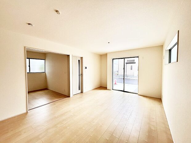 【ダイニング】隣接の洋室を開放すればさらに広々空間に