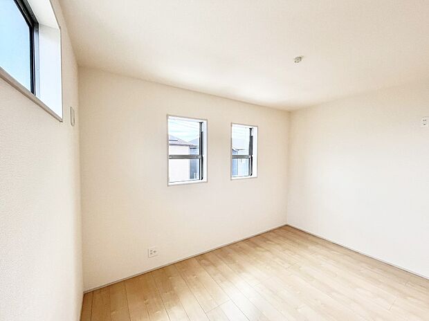 【子供部屋】窓からのやさしい光が心地よいプライベートルーム