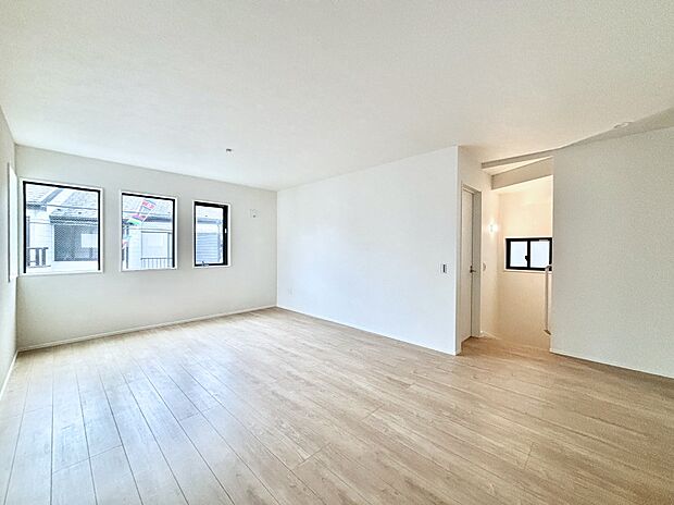 【リビングダイニング】明るい陽光が注ぎ、寛ぎの雰囲気に満たされるリビング・ダイニング。