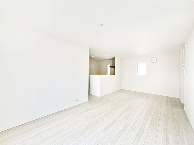 【リビングダイニング】ナチュラルテイストの優しく柔らかい色使いのフローリングが素敵なリビングですね。