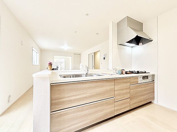 【ダイニングキッチン】料理をしながらご家族との会話を楽しめる対面カウンターキッチン