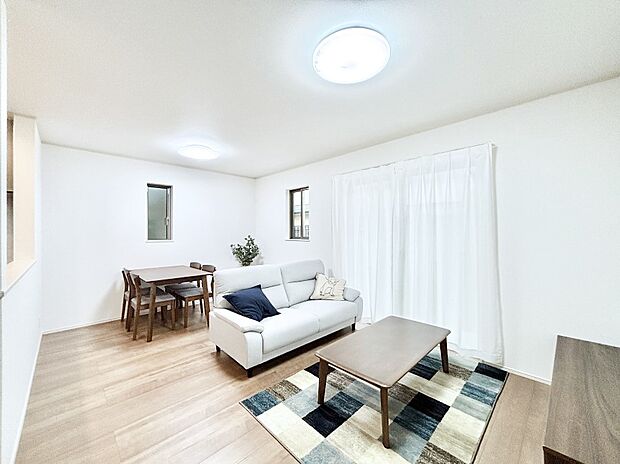 【リビングダイニング】明るい陽光が注ぎ、寛ぎの雰囲気に満たされるリビングダイニング