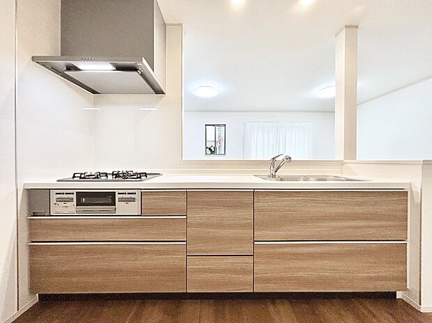 【キッチン】リビングを見渡せる人気のカウンターキッチン。 家族を見守りながら家事をすることができます。