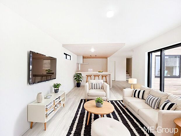 【リビング】家族の和やかな会話が聞こえてきそう。開放感のあるリビングです。※家具はCGです