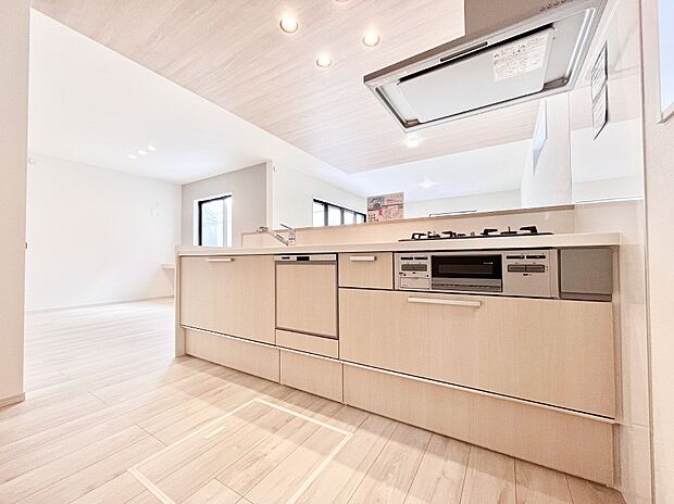 【ダイニングキッチン】リビングで遊ぶお子様を見守りながらお料理ができる対面キッチン。