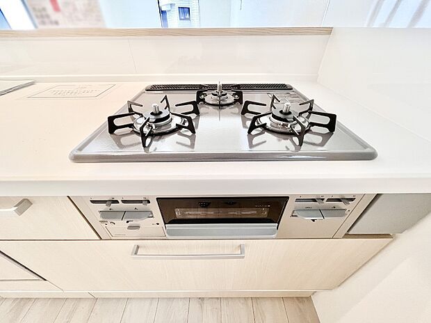 【その他設備(三ツ口コンロ)】三口ガスコンロでお料理が一気にはかどりそう。