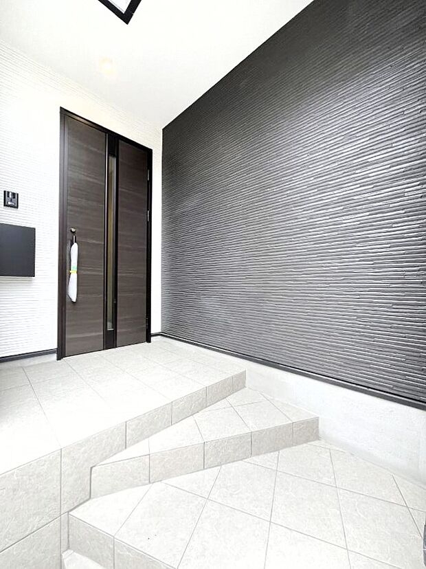 【玄関】大切な家族、来客を出迎える玄関。