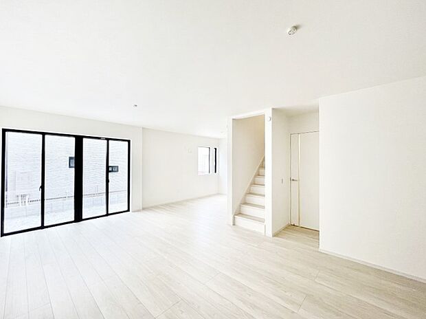 【リビングダイニング】明るい陽光が注ぎ、寛ぎの雰囲気に満たされるリビングダイニング