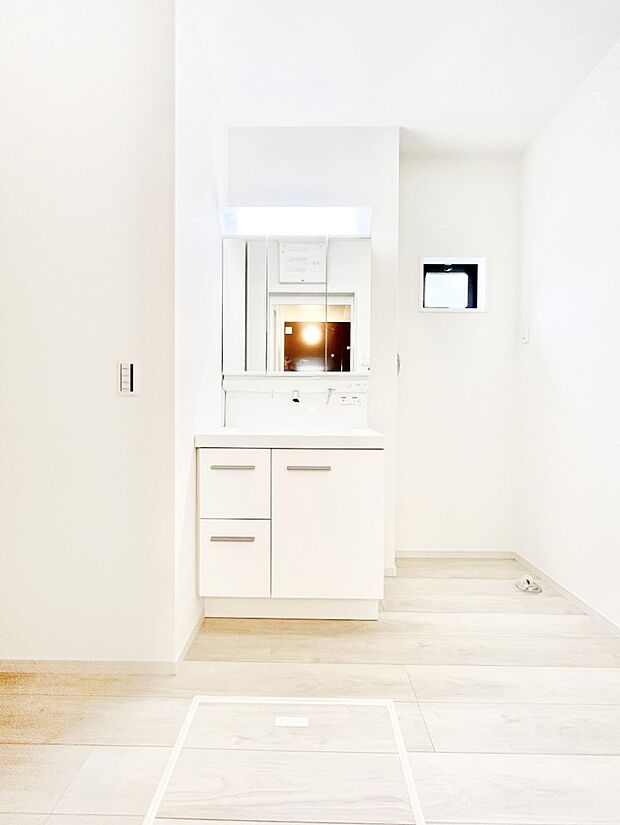 【洗面台・洗面所】三面鏡キャビネット・シャワー付き洗面化粧台で忙しい朝の身支度もスムーズに!