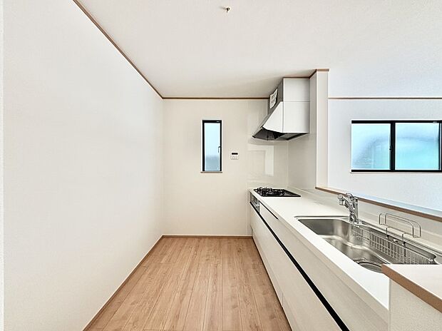 【ダイニングキッチン】爽やかな風が通り抜けるキッチン。窓があるので明るく換気にも役立ちます。