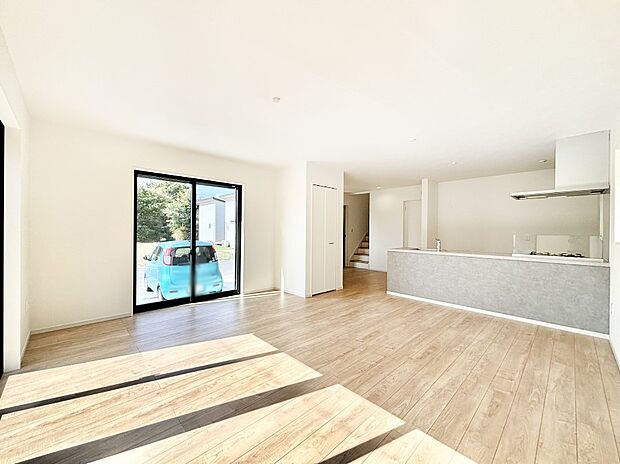 【リビングダイニング】明るい陽光が注ぎ、寛ぎの雰囲気に満たされるリビング・ダイニング。