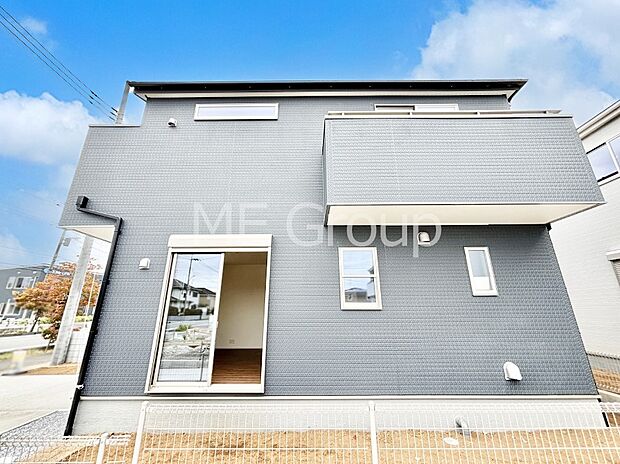 【現地外観写真】たっぷりの陽光と心地よい風が舞い込む住まい