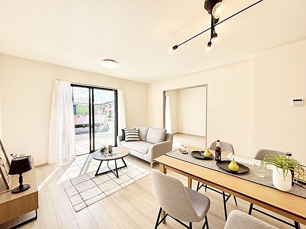 【リビングダイニング】大きな窓からたっぷりの陽光と風を感じられるリビング