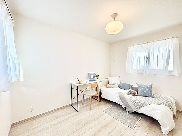 【子供部屋】窓からのやさしい光が心地よいプライベートルーム