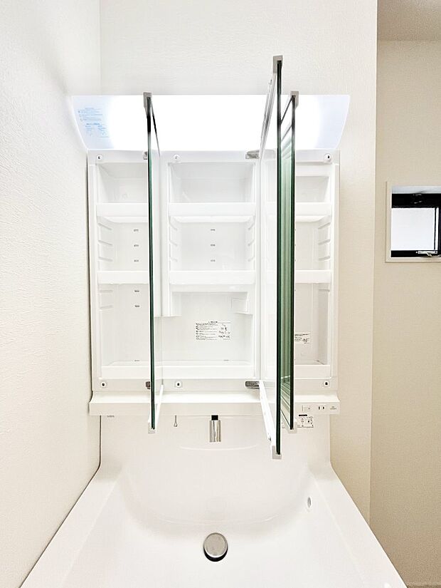 【その他設備(三面鏡裏収納)】三面鏡の裏に、化粧品や衛生用品などを収納可能。洗面台をすっきりと保ちます!