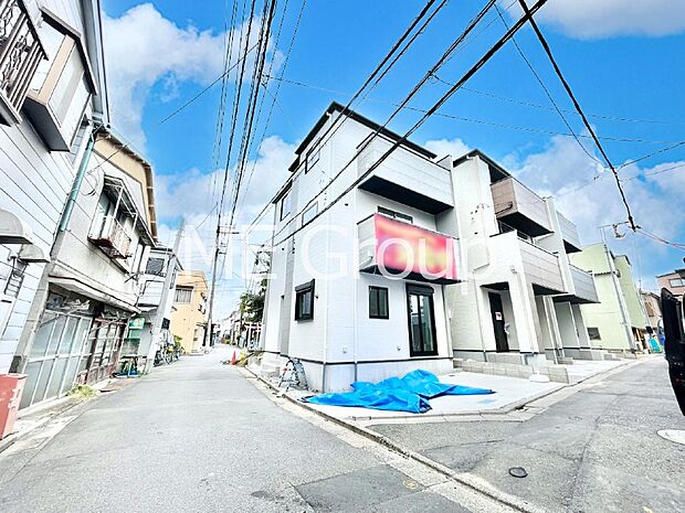 【前面道路含む現地写真】角地なので日当たりも良く、お家が堂々として見えます。