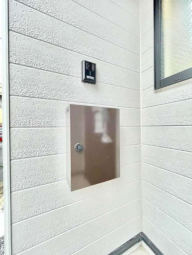 【その他現地】シンプルデザインのポスト。