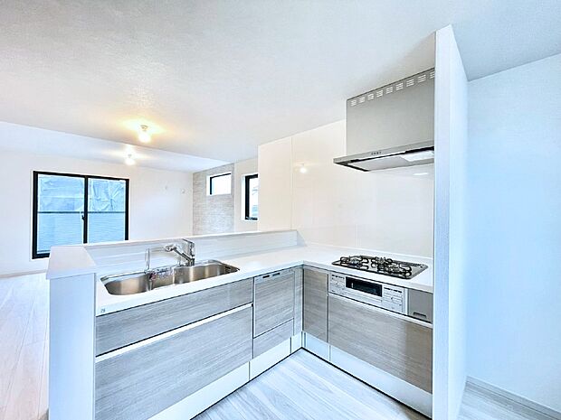 【キッチン】L字型だと料理するスペースも広々と使えます。コンパクトに動けてお料理ラクラク。